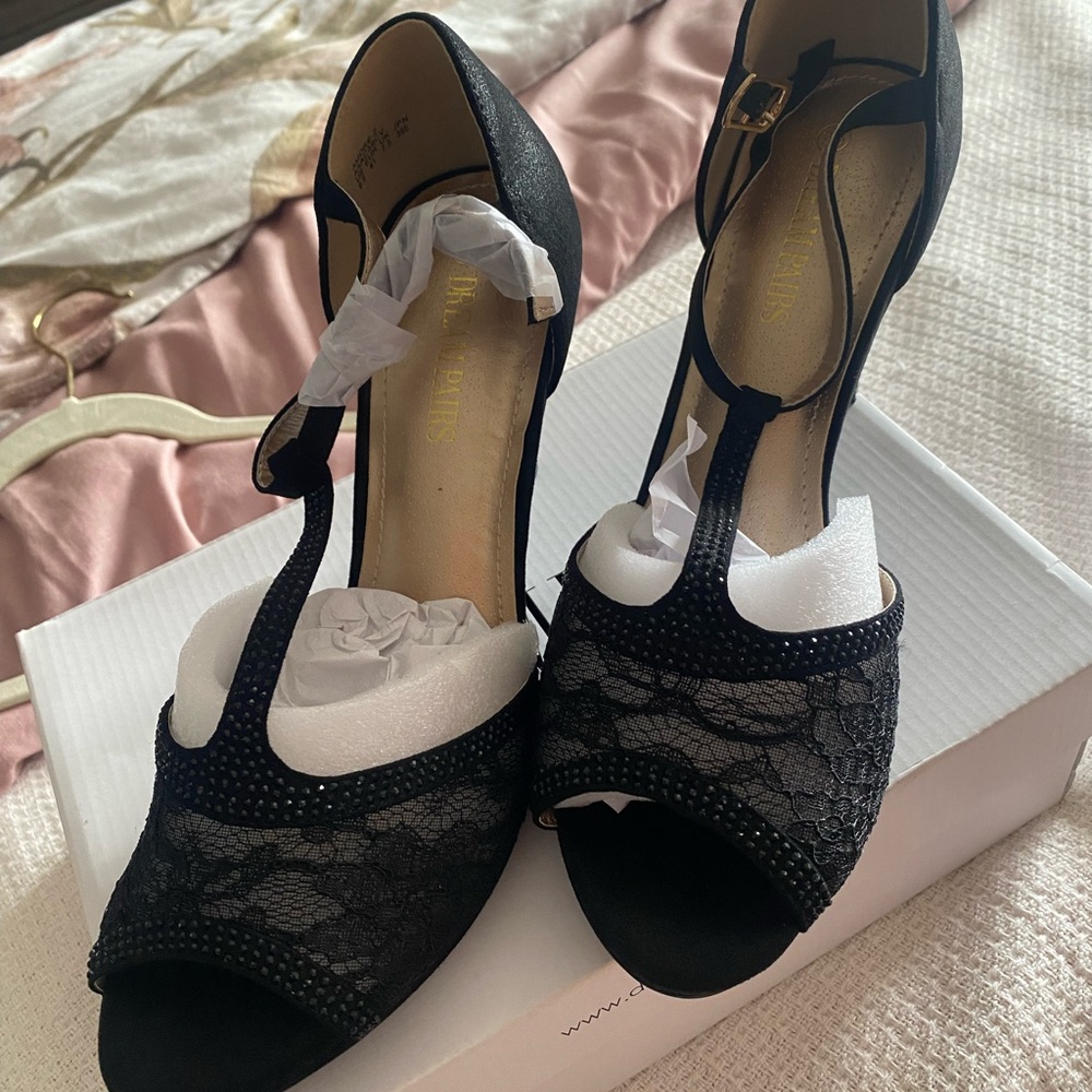 New women’s heals in box